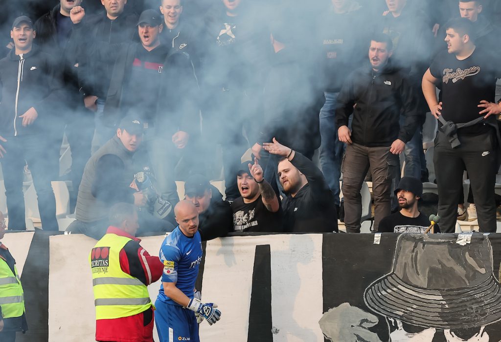 IGRAČI PARTIZANA STALI UZ „GROBARE“ Trenutak kada je golman crno-belih sudiji poručio nešto što je oduševilo navijače (VIDEO)