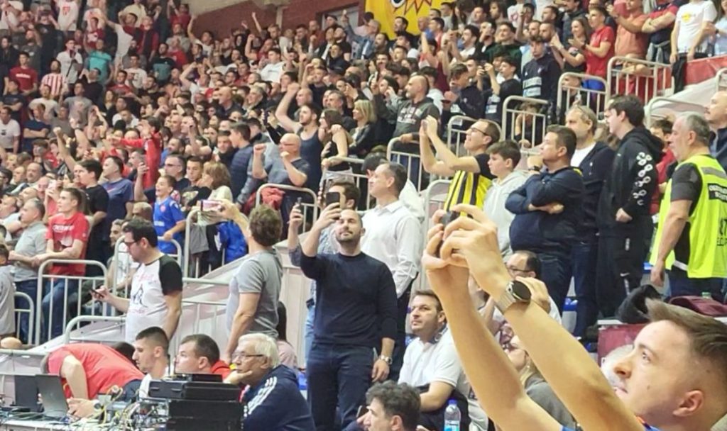 IMPRESIONIRANI Grupica navijača Fenerbahčea oduševljena atmosferom koju prave „delije“! (VIDEO)