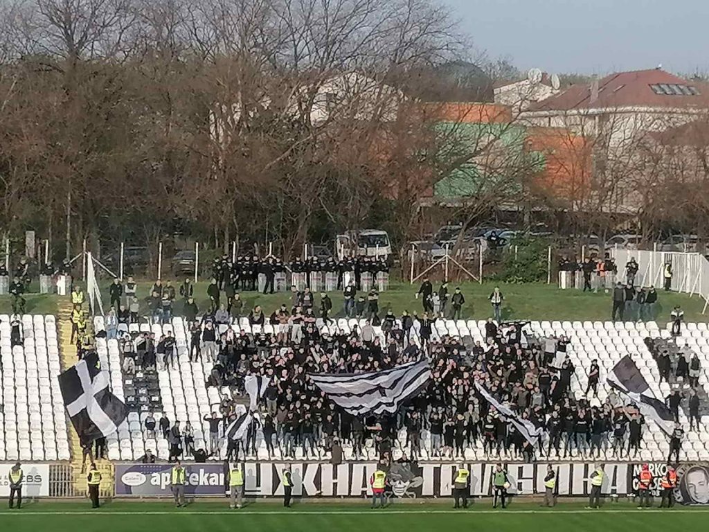 REVOLT „GROBARA“ Četiri puta u nekoliko minuta prekinuli utakmicu, sudija poslao igrače u svlačionicu! (FOTO+VIDEO)