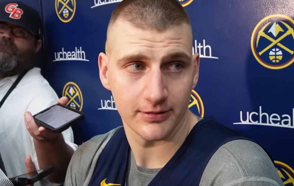 MOŽDA NEKO NIJE DOBAR U SVOM POSLU Jokić odgovorio novinaru i izazvao smeh (VIDEO)