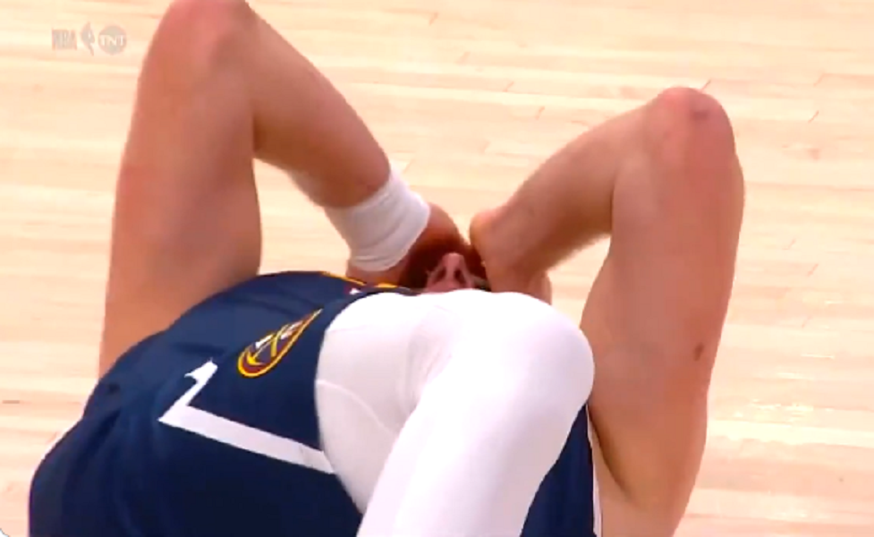 SUDIJA, STIDI SE Gober udario Jokića u lice! Pao je, nije dosuđen ni faul… Srbin pobesneo! (VIDEO)