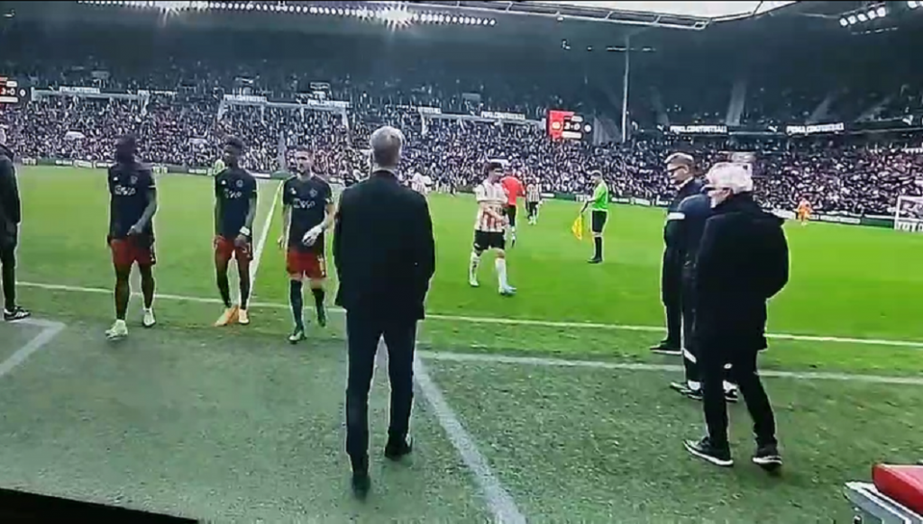 HAOS! Prekinut derbi PSV-Ajaks (VIDEO)