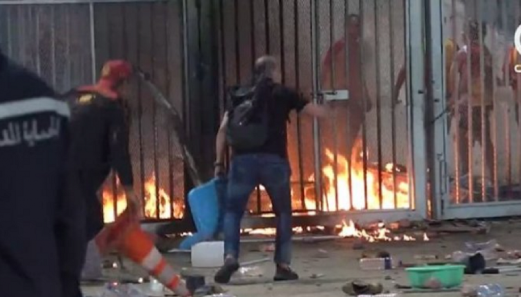 HAOS U TUNISU Goreo stadion, utakmica ipak nastavljena (VIDEO)