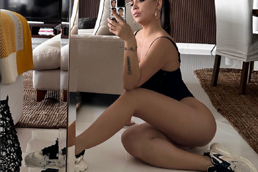 IKARDI CVETA NA BOSFORU, CVETA I ONA Vanda u kožnom korsetu, grudi na izvol’te (FOTO)