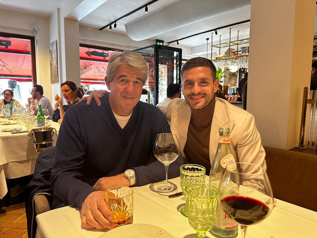 DOGOVOR KUĆU GRADI Direktor posetio kapitena u Amsterdamu! Evo o čemu su pričali