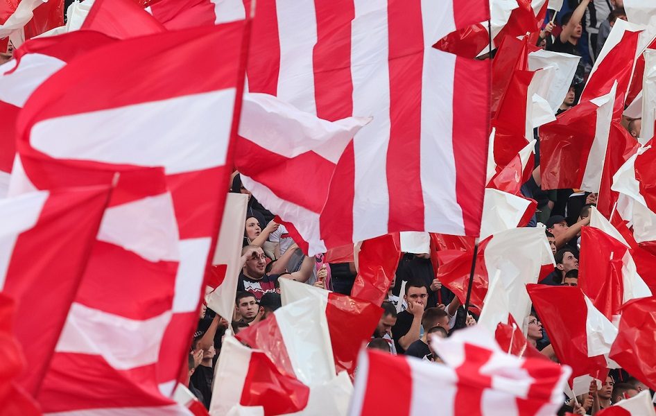 „TORCIDA“ POKAZALA TROFEJ Navijači Hajduka na derbiju okačili zastavu Crvene zvezde (FOTO)