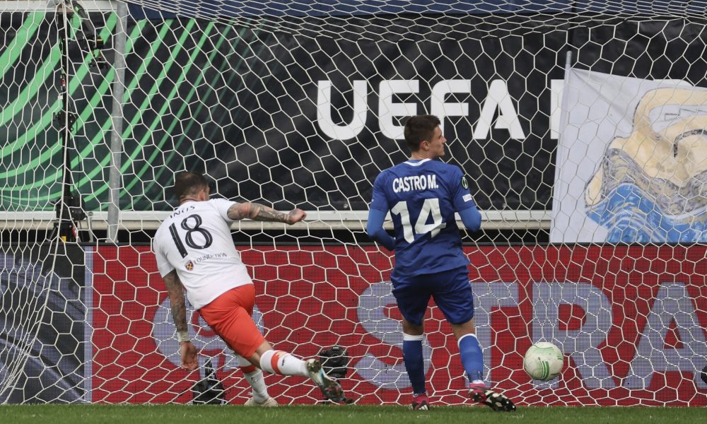 LIGA KONFERENCIJA Englezi pevaju posle remija… Nestvarnu grešku golmana Genta ispravio VAR (VIDEO)