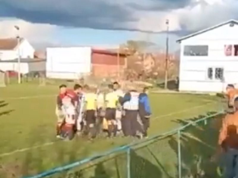 ZAR I OVO? Čovek u Srbiji uskočio u teren, u ruci je imao nešto što liči na… (VIDEO)