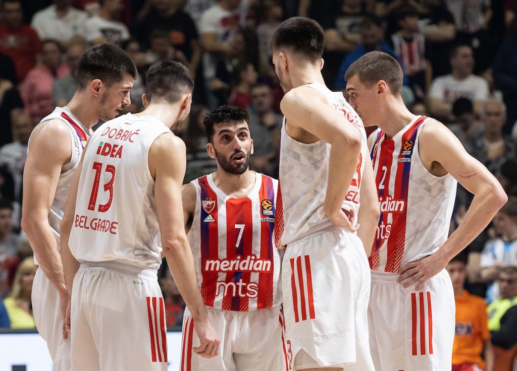 ODLUČUJUĆI KOŠ Argentinski majstor dobio rampu, pa bez gledanja probacio loptu kroz obruč! (VIDEO)