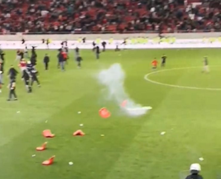 HAOS U GRČKOJ Navijači utrčali na teren, sudija udaren u međunožje! (VIDEO)