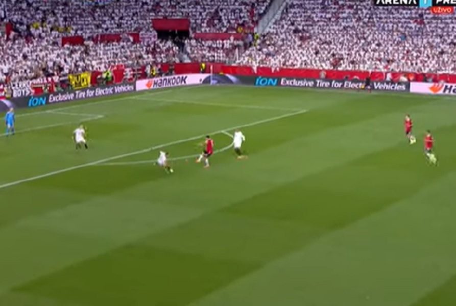 ON JE NAJSKUPLJI U ISTORIJI FUDBALA? Pogledajte kako je čovek plaćen skoro 90 miliona evra poklonio gol Sevilji (VIDEO)