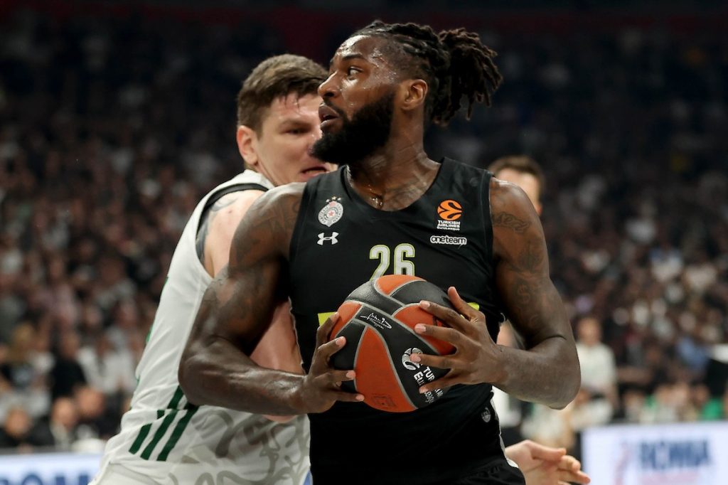 PAKLENO I NA TRIBINAMA I NA TERENU Panter serijom trojki vratio Partizan u život