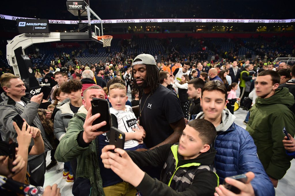 SVOJ SE SVOME RADUJE Fotografija koja je razgalila „grobare“! Lesor srdačno dočekao legendu Partizana (FOTO)