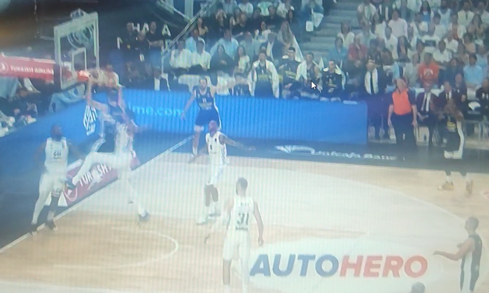 GDE JE STAO U UTORAK – TU JE NASTAVIO VEČERAS Smailagić „polomio“ obruč monstruoznim zakucavanjem (VIDEO)