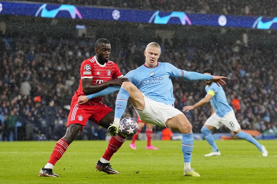 ŠTA MU SE DESILO Upamekano nije znao gde je, Bajern ga brani od napada navijača (VIDEO)