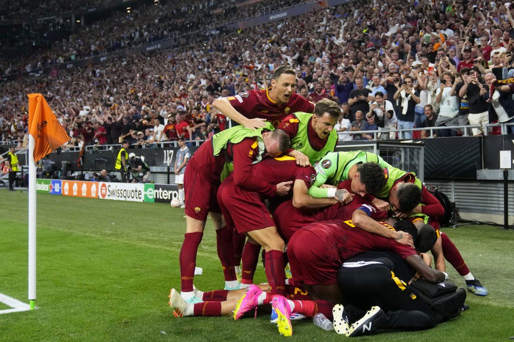 Više od 100 navijača Rome uhapšeno u Nici! Oduzeto im oružje