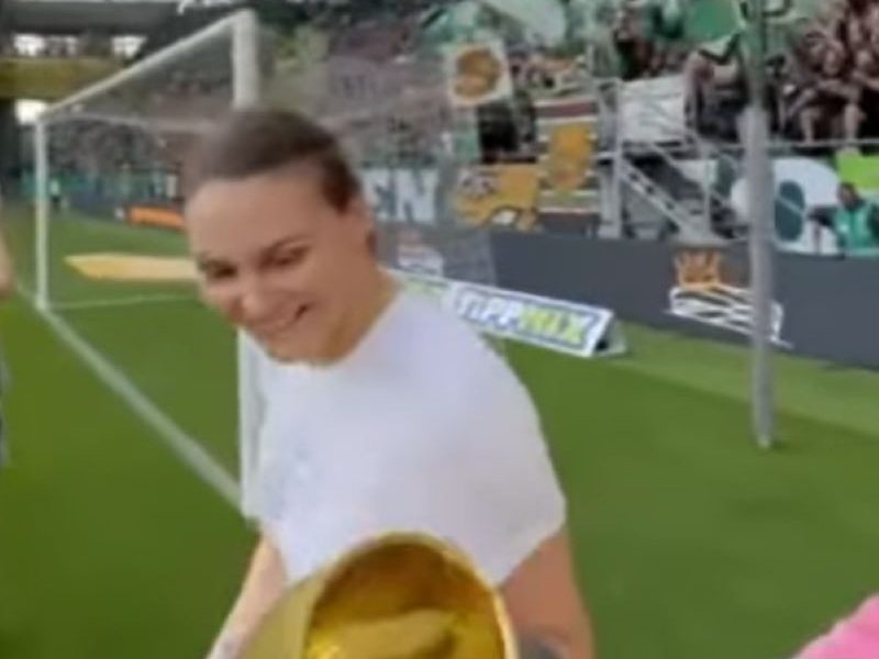 Cvijić i Lekić osvojile Kup Mađarske, a onda su ih pozdravili navijači na fudbalskom stadionu (VIDEO)