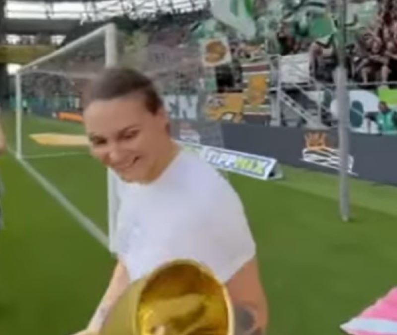 Cvijić i Lekić osvojile Kup Mađarske, a onda su ih pozdravili navijači na fudbalskom stadionu (VIDEO)