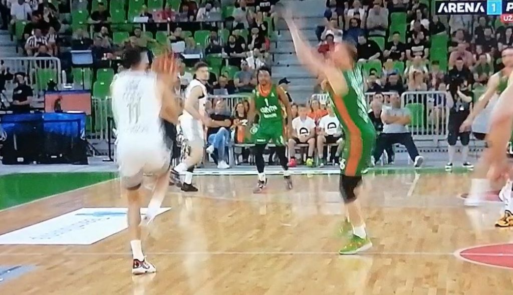 PLJUŠTE TROJKE U STOŽICAMA… Eksum pogodio sa pola terena uz zvuk sirene! (VIDEO)