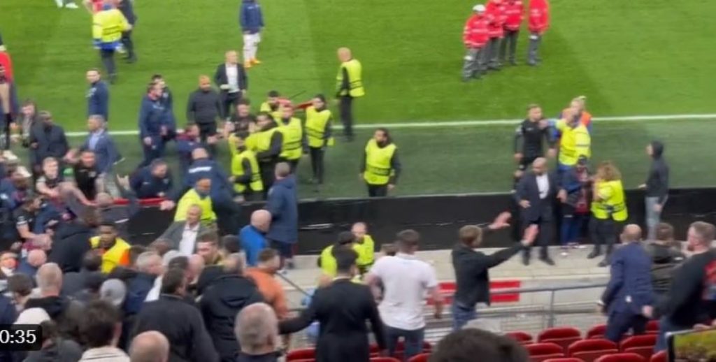 SVET ULTRASA Jedan Englez – gomila Holanđana… I „počistio“ ih je, spasao devojku igrača (VIDEO)