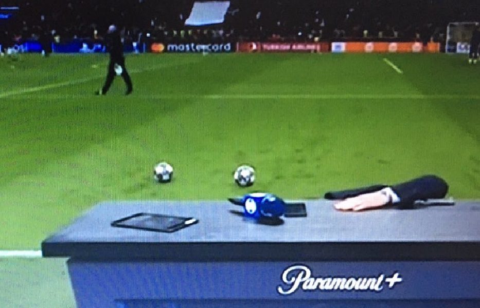 KAKVA REAKCIJA ASOVA Kejt Abdo pogrešila, fudbalska legenda završila ispod stola od smeha (VIDEO)