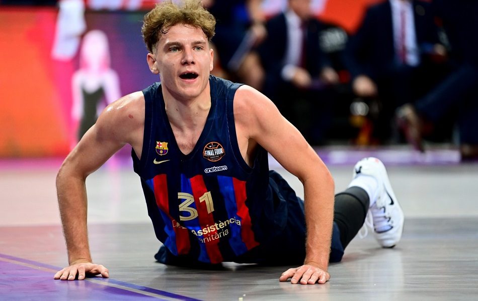 JEZIVO Košarkaš Barselone „poljubio“ parket i polomio dva zuba (VIDEO)