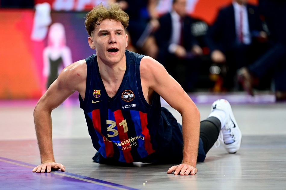 JEZIVO Košarkaš Barselone „poljubio“ parket i polomio dva zuba (VIDEO)