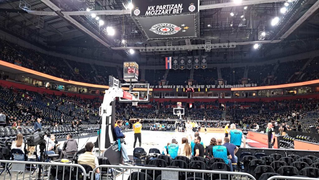 „GROBARI“ SPREMILI KOREOGRAFIJU Pogledajte kako će da izgleda južna tribina pre početka utakmice! (FOTO)