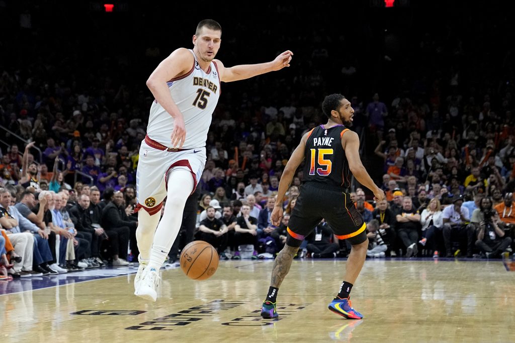 NIJE MOGAO SAM Jokić upisao novi tripl-dabl, ali je Feniks smanjio