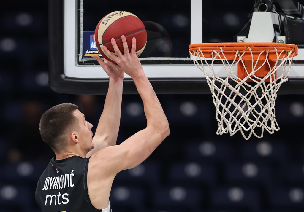 PRIPREMA ZA DRAFT Još jedan košarkaš Partizana otišao u SAD, trenira sa Lejkersima