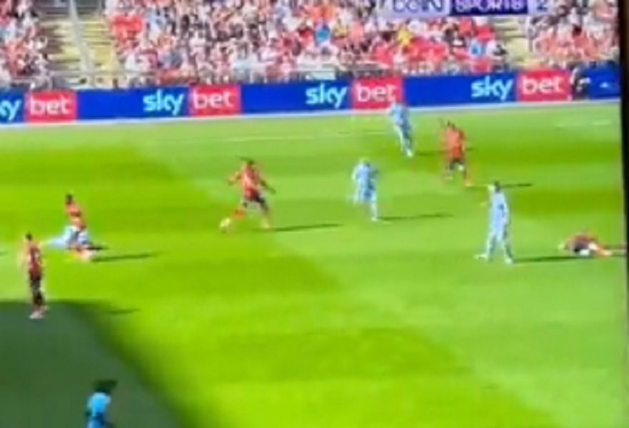 DRAMA NA VEMBLIJU Tokom najvrednije utakmice na svetu, igrač potrčao i srušio se (VIDEO)