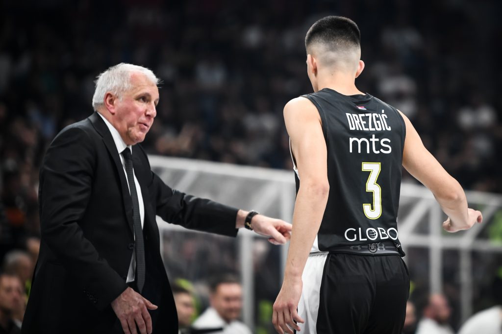 ŽOC POSLUŠAO „GROBARE“ Partizanov tinejdžer „ukrao“ šou! Ušao u igru i izazvao euforiju (VIDEO)