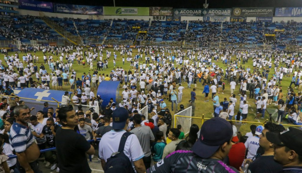 HOROR SCENE Devet mrtvih i na desetine povređenih u stampedu na stadionu u El Salvadoru (VIDEO)