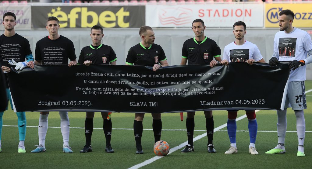 TUGA NA „KROVU“ Fudbaleri Zvezde i Voždovca odali počast ubijenima, transparent „delija“ ledi krv u žilama (FOTO)