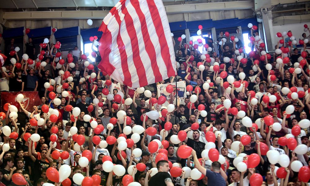 PROZIVKA ZA „GROBARE“ Na utakmici Zvezde osvanuo transparent! Evo kako su „delije“ najavile večiti derbi (FOTO)