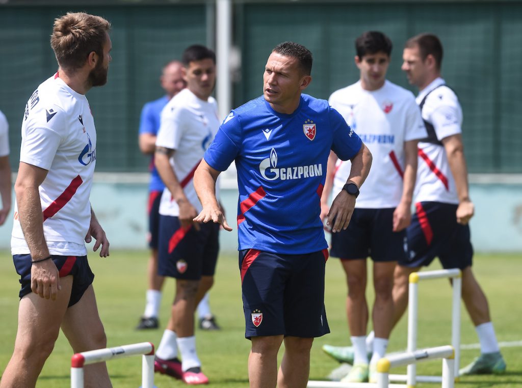 SA NJIM NEMA ŠALE Evo šta je Bahar rekao igračima Zvezde pred početak priprema! Obratio se i „delijama“ (VIDEO)