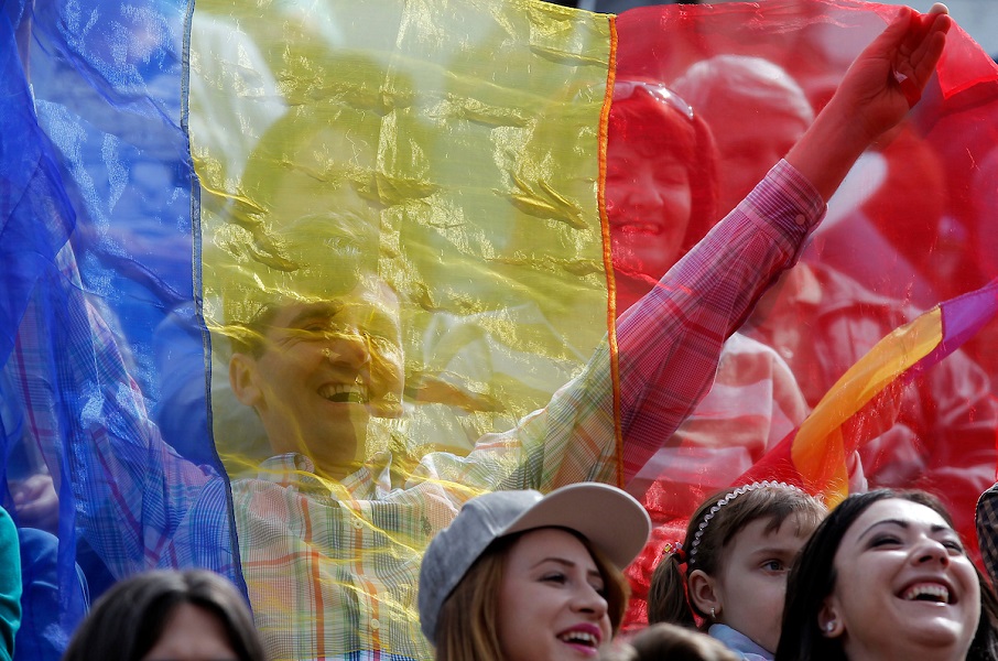 NE ŽELE U IZMIŠLJENU ZEMLJU Rumunski navijači došli u Beograd umesto u Prištinu! Ispred Hrama Svetog Save istakli veliki transparent (FOTO)