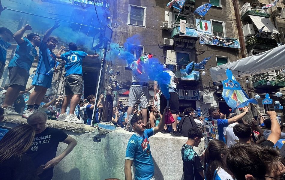 MAXBET SPORT NA LICU MESTA Ludnica u Napulju! Navijačka strast vrelija od lave Vezuva (FOTO+VIDEO)