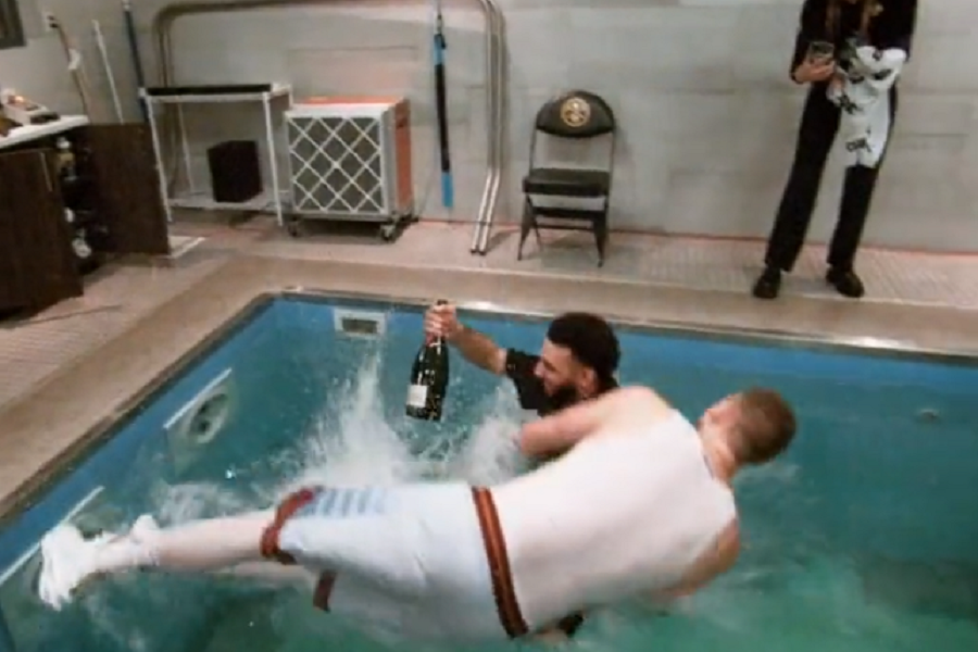 LUDILO Kakvo slavlje Nagetsa… Nikola bacio Mareja u bazen, ispajao se šampanjac, šou imala i braća Jokić (VIDEO)