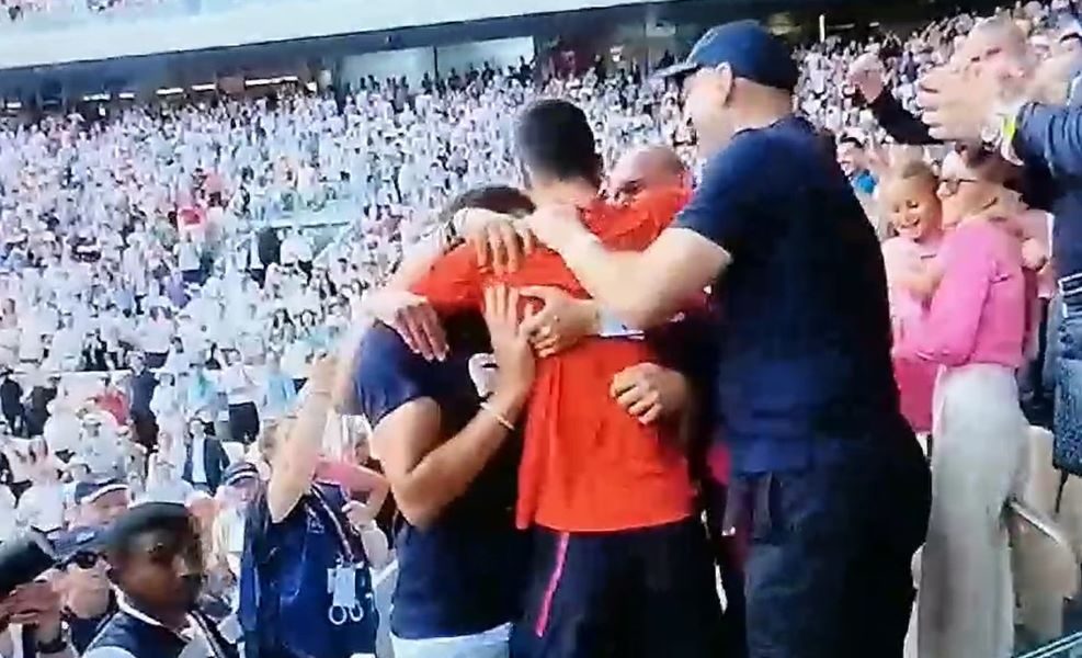 SLAVLJE NA TRIBINAMA Pogledajte sa kime je Novak prvo podelio radost (VIDEO)