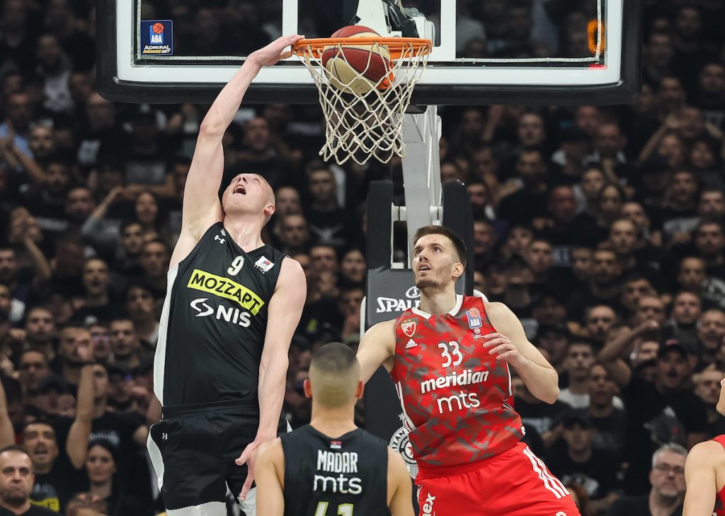 U ŽIVOTNOJ FORMI Smailagić „kida“ obruč Crvene zvezde, nema leka za krilnog centra Partizana (VIDEO)