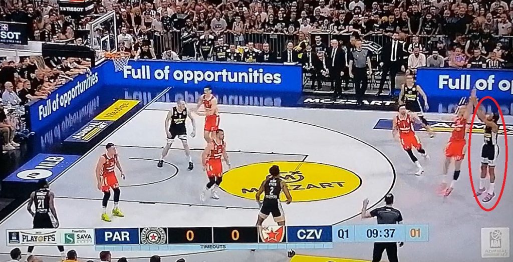 DALEKOMETNA PALJBA Panter otvorio meč trojkom na isteku napada (VIDEO)