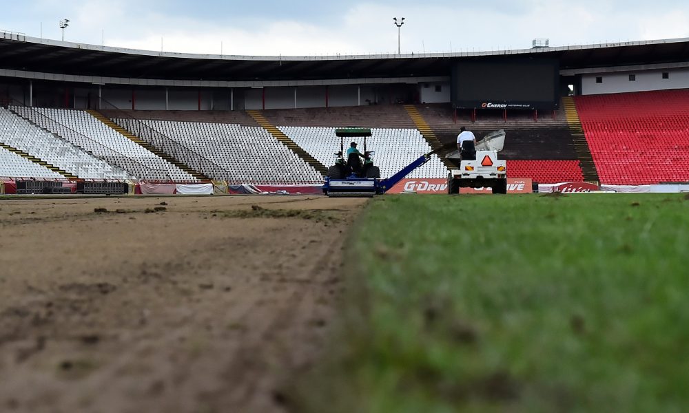 Zvezda počela postavljanje nove travnate podloge, evo kada će da bude teren spreman (FOTO)