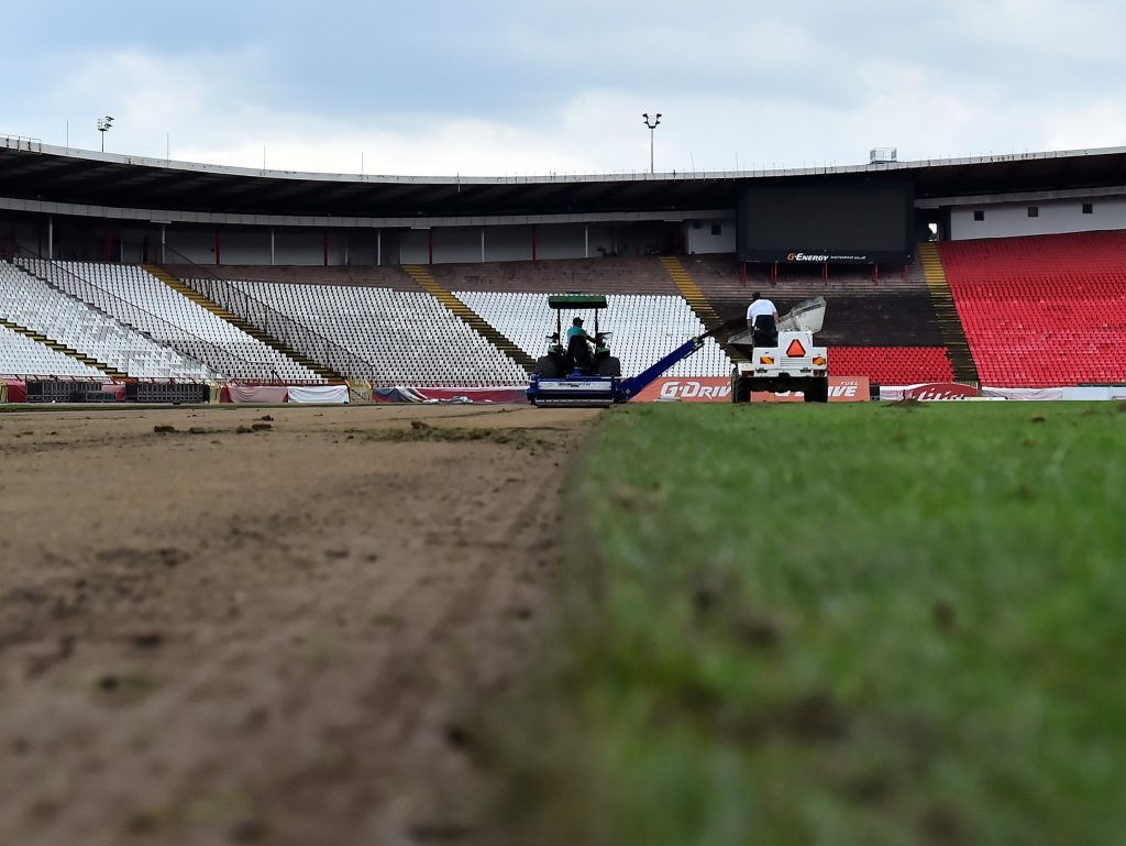 Zvezda počela postavljanje nove travnate podloge, evo kada će da bude teren spreman (FOTO)