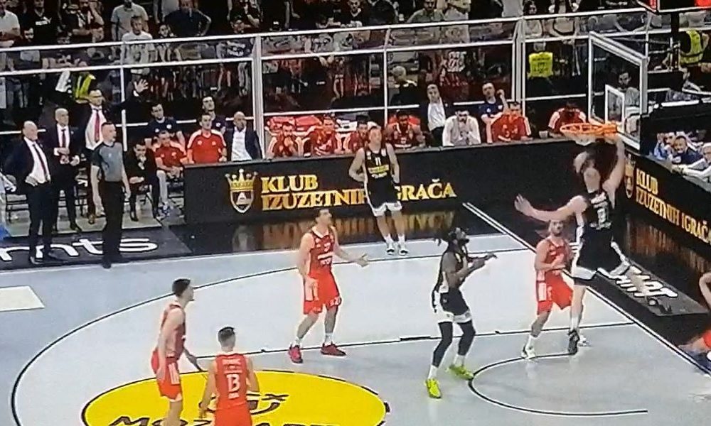 ODBIO NALET ZVEZDE Brutalno zakucavanje Smailagića, pa koš uz faul (VIDEO)