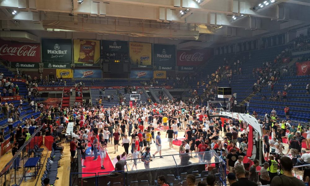 LUDILO U „PIONIRU“ Veliko slavlje crveno-belih, navijači uleteli u teren (VIDEO)