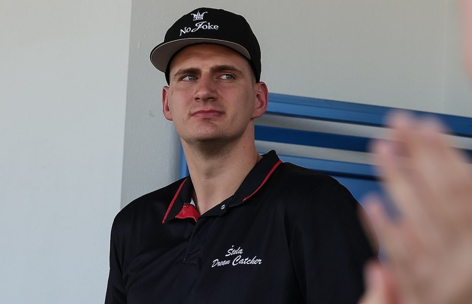 ŠTA LI JOKIĆ GLEDA NA TELEFONU? Nije teško da se pogodi! Dok saigrači treniraju, njega zanima nešto drugo (FOTO)