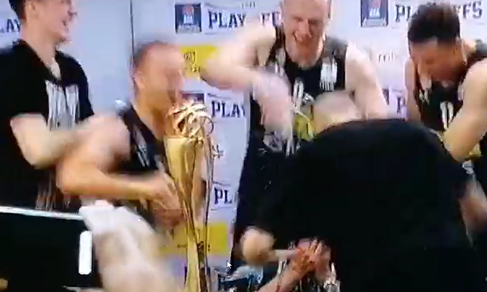 ŠOU NA KONFERENCIJI Željko davao izjavu, a onda su uleteli oni… (VIDEO)