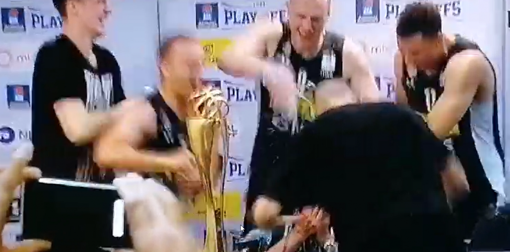 ŠOU NA KONFERENCIJI Željko davao izjavu, a onda su uleteli oni… (VIDEO)