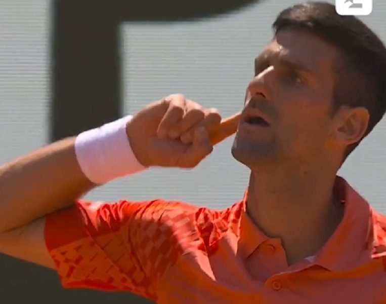 ROLAN GAROS Novak ponovo proziva publiku, evo šta je uradio posle sjajnog poena (VIDEO)